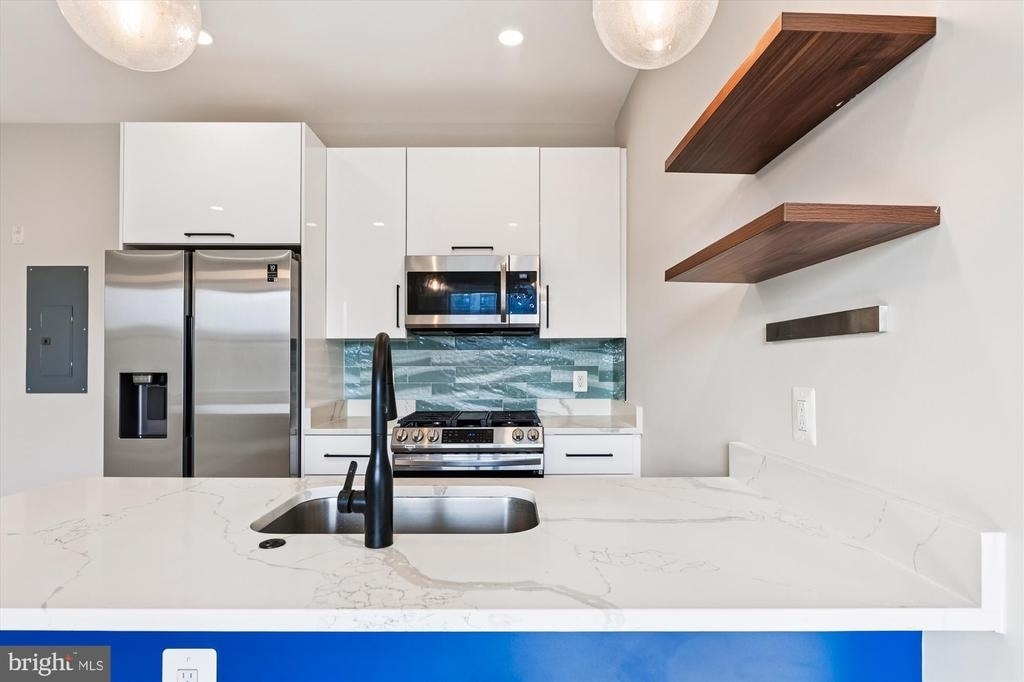 1102 Staples Street Ne - Photo 2