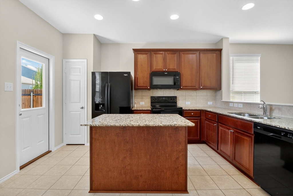 137 Miracle Dr - Photo 4