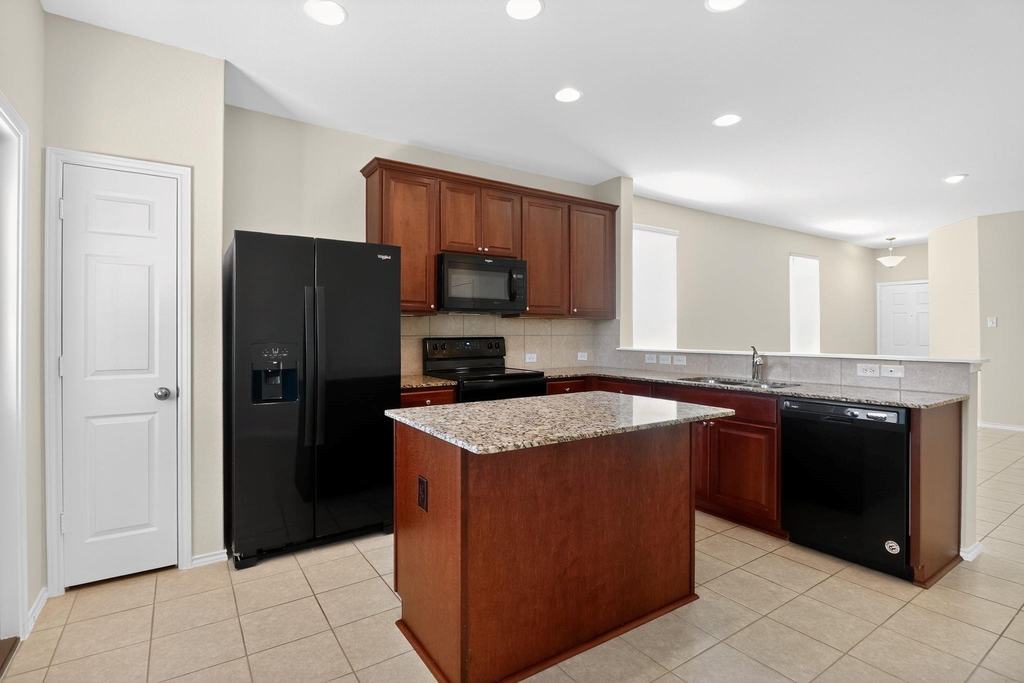 137 Miracle Dr - Photo 6