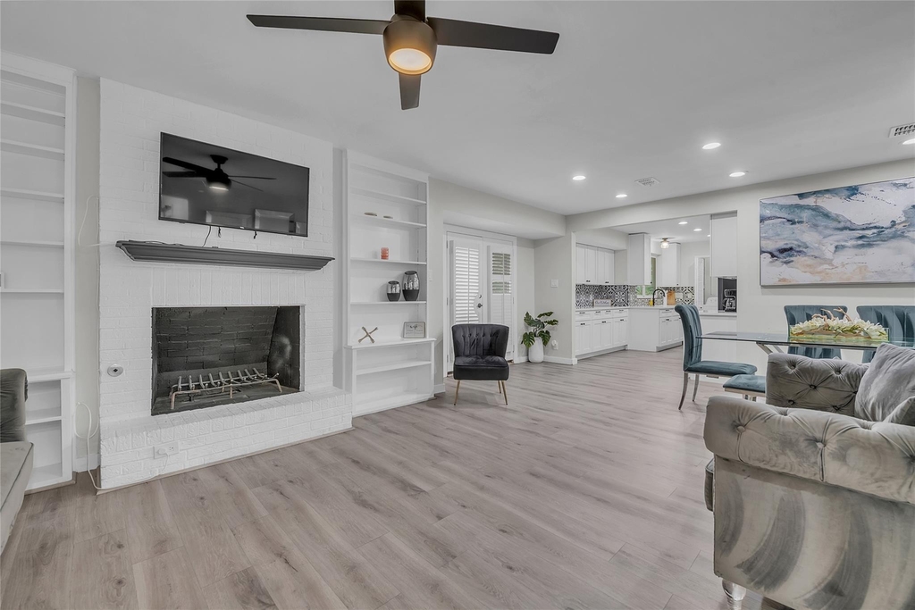 3400 Laguna Dr - Photo 3