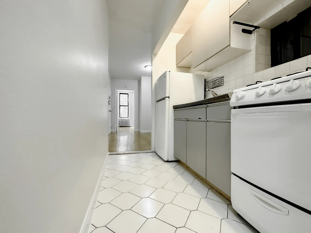 West 49th Street/ 9th ave - Photo 2