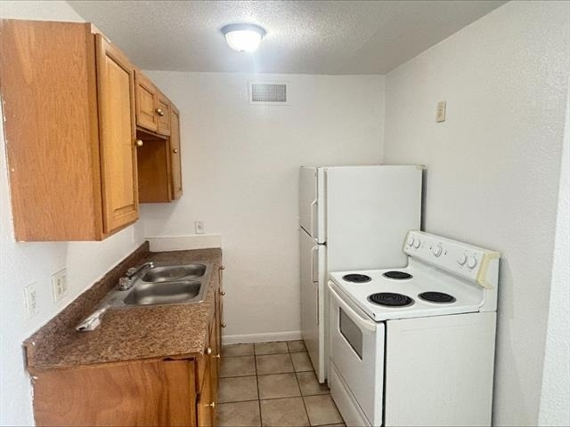 612 Luxton Street - Photo 2