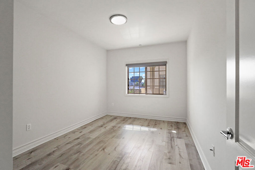 107 S Sweetzer Avenue - Photo 10