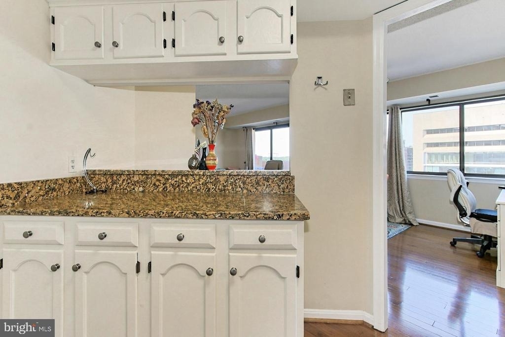 1301 N Courthouse Rd - Photo 23