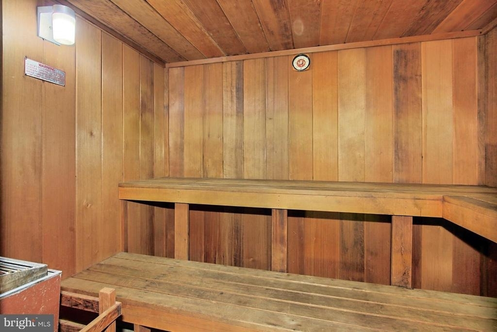 1301 N Courthouse Rd - Photo 37