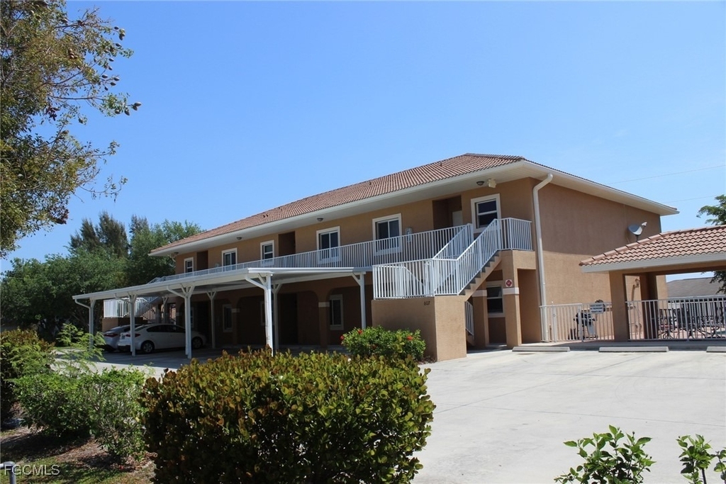 607 Se 13th Place - Photo 1