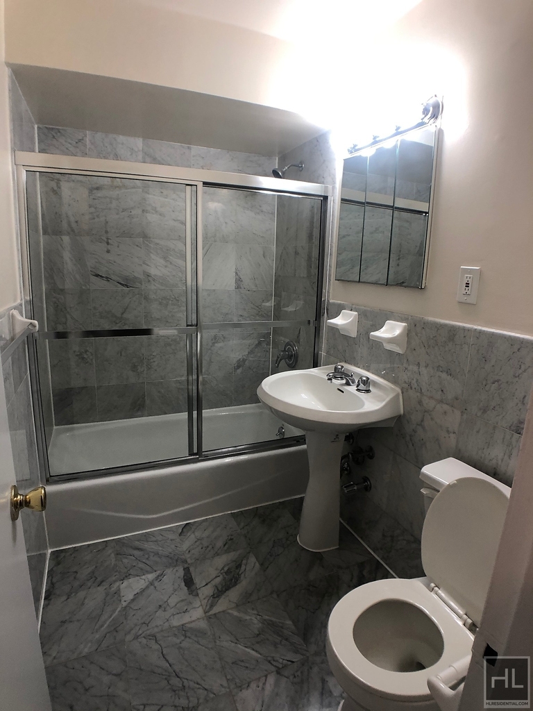 E. 87/York Ave Open Plan Studio w/Elevator, Laundry & NO Broker's Fees!  - Photo 3