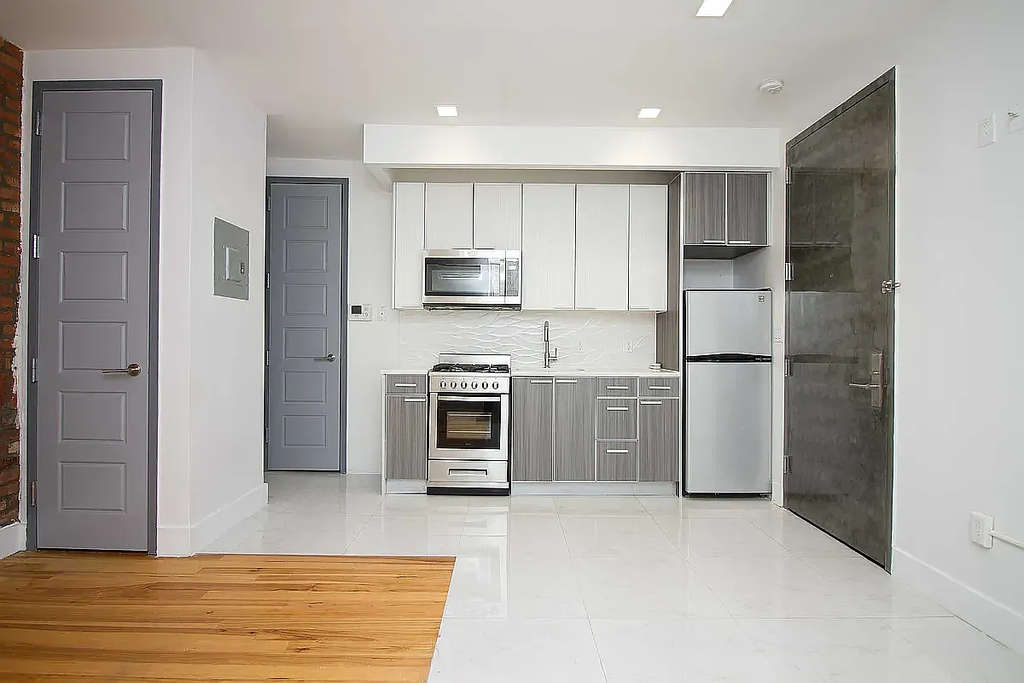 119 Albany Avenue - Photo 0