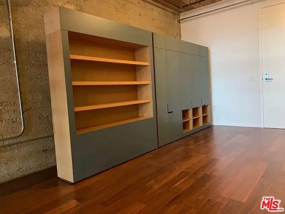 530 S Hewitt Street - Photo 2