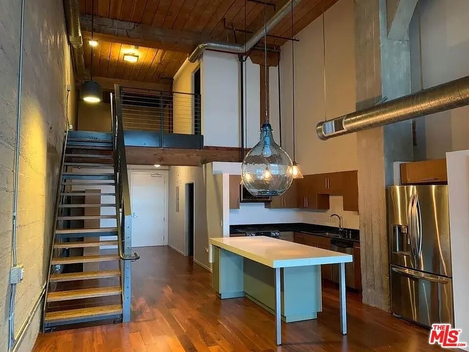 530 S Hewitt Street - Photo 3