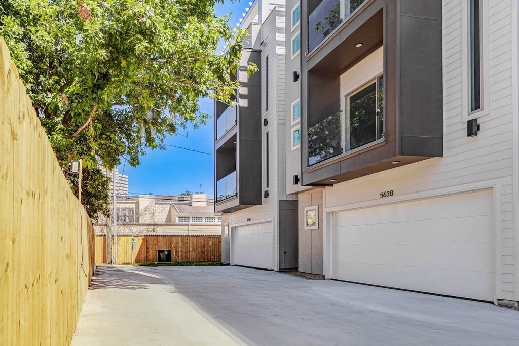 5634 Dolores Street - Photo 2