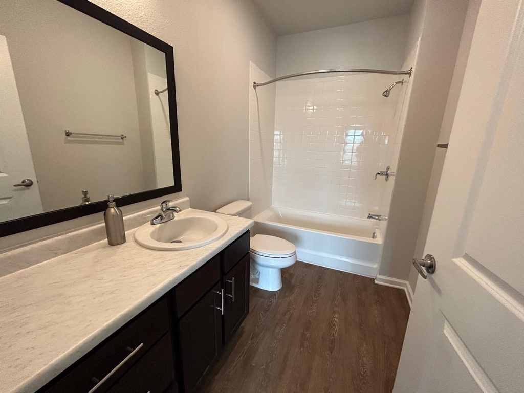 2136 W 34th St - Photo 3