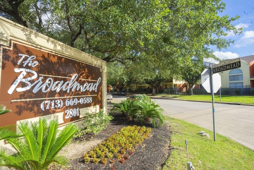 2801 N Broadmead - Photo 3