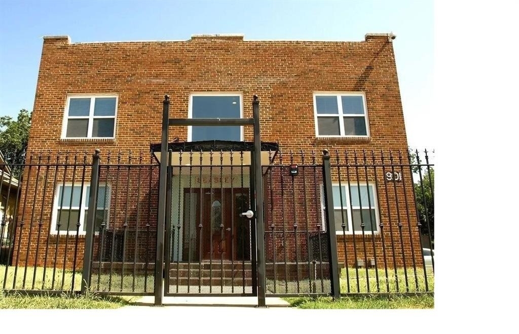 901 Nw 13th Street - Photo 0
