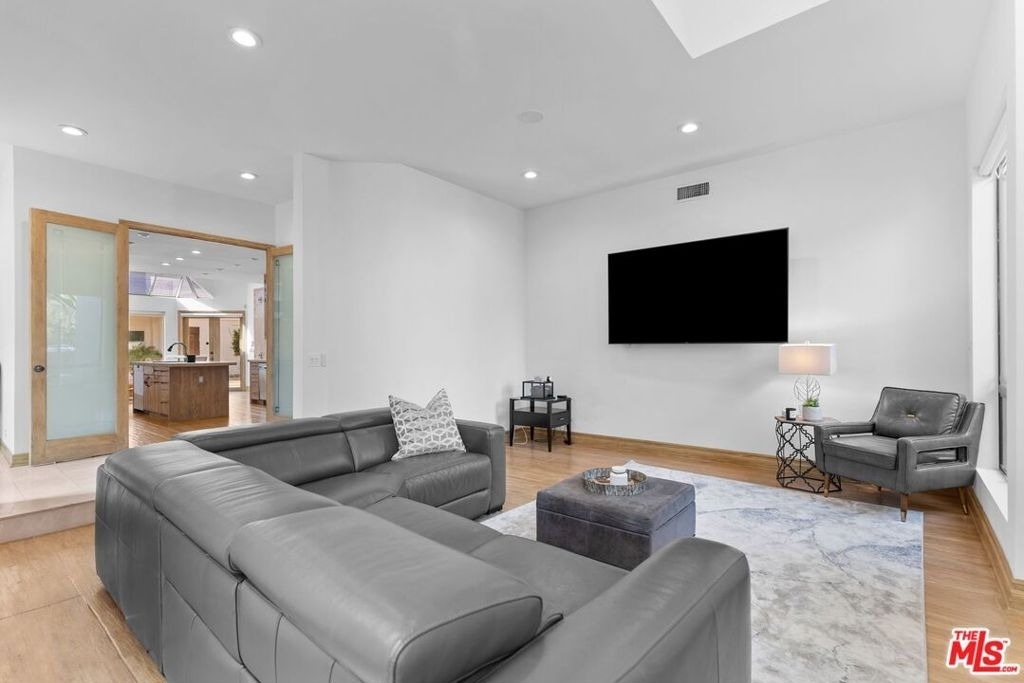 605 N Hillcrest Road - Photo 10