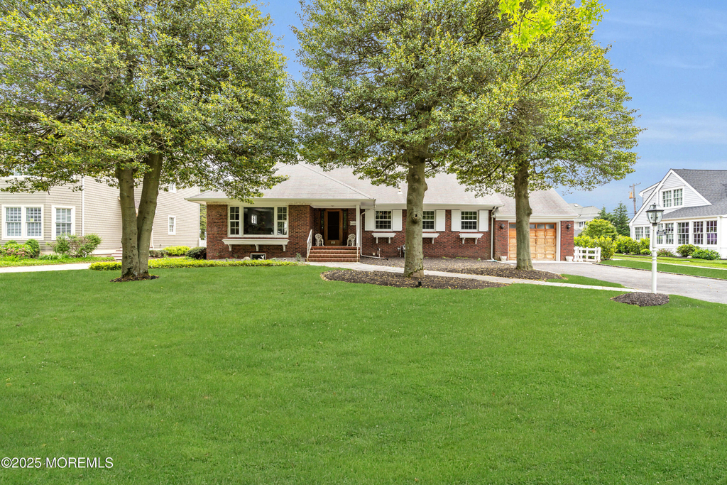 208 Trenton Boulevard - Photo 0