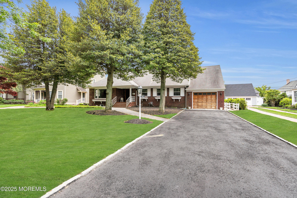 208 Trenton Boulevard - Photo 1