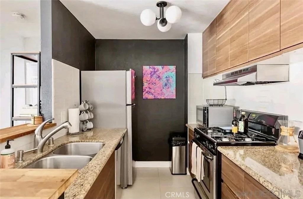 1621 Hotel S - Photo 2