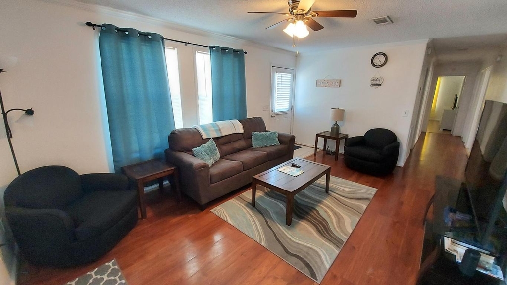 1401 W 9th Street - Photo 2