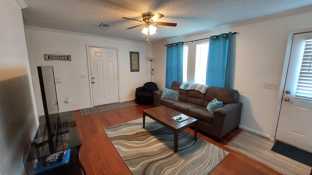 1401 W 9th Street - Photo 3