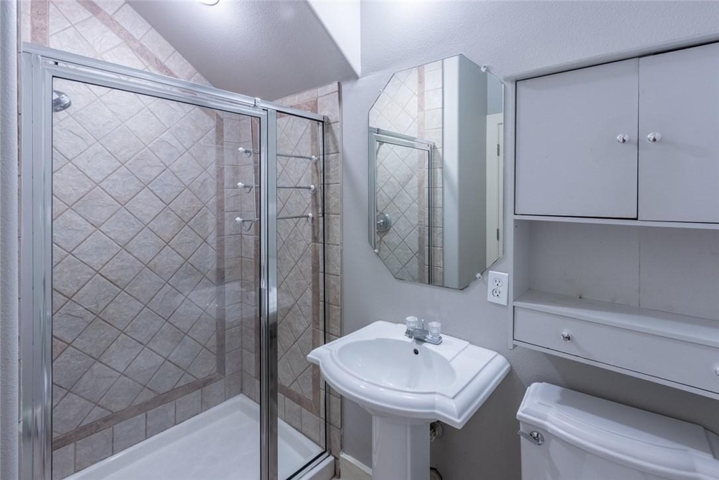 306 E 34th St - Photo 4