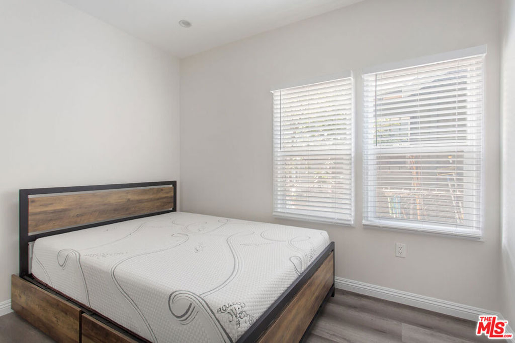 1462 W 22nd Street - Photo 4