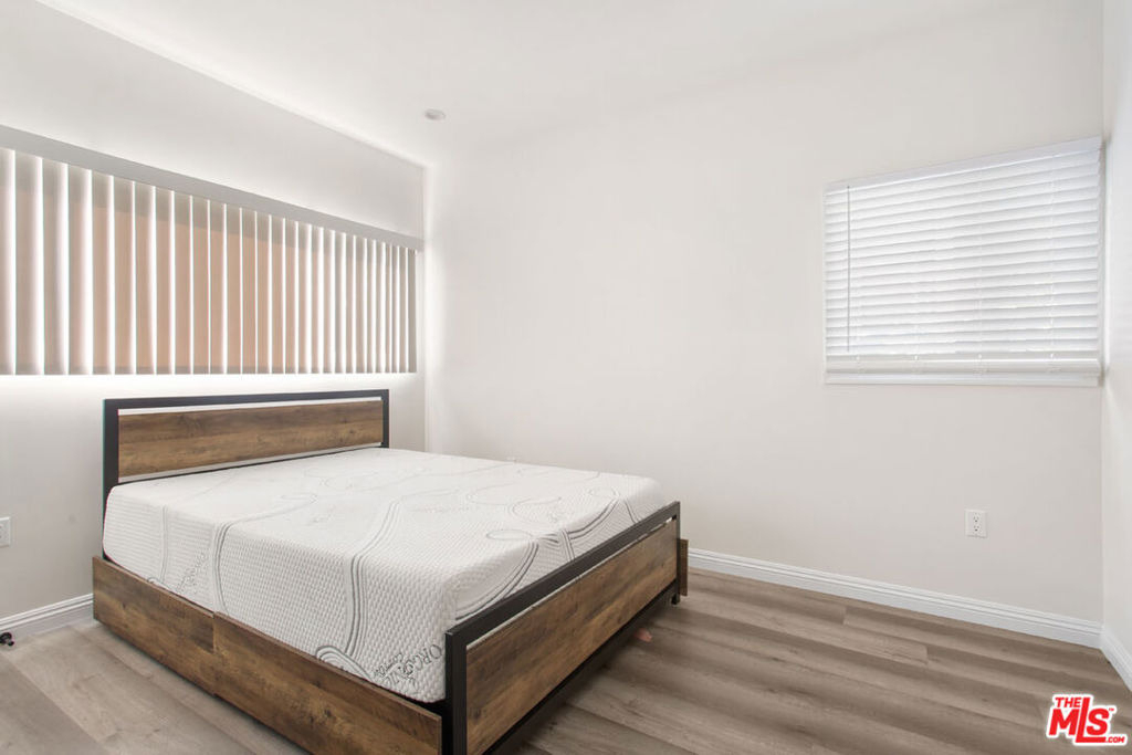 1462 W 22nd Street - Photo 5