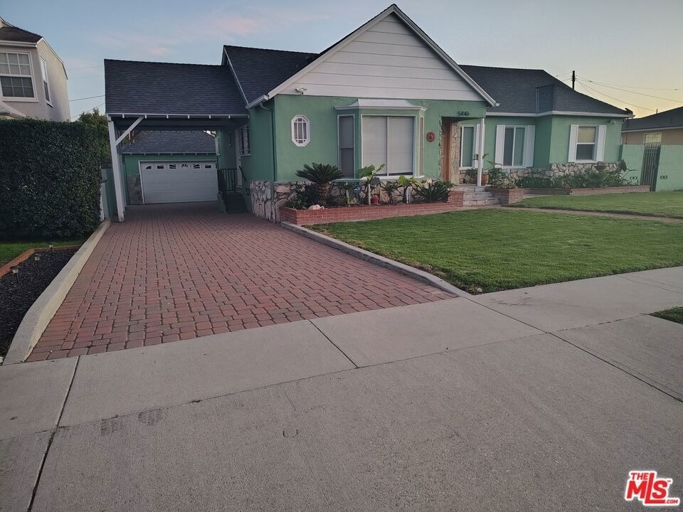 5446 Angeles Vista Boulevard - Photo 1