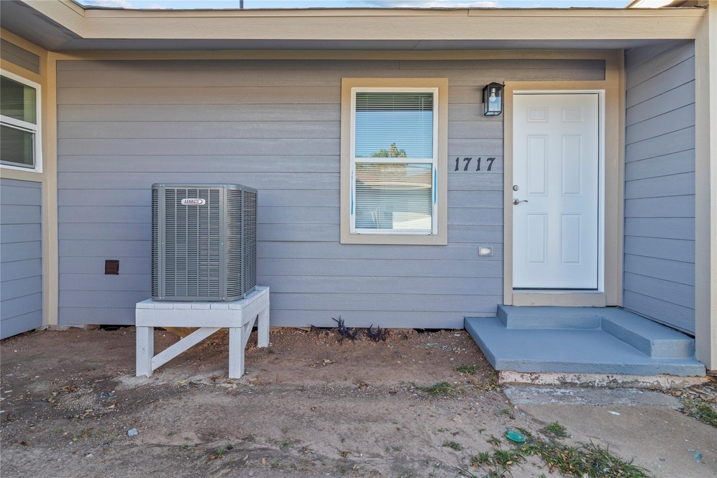 1717 W 4th Street - Photo 1