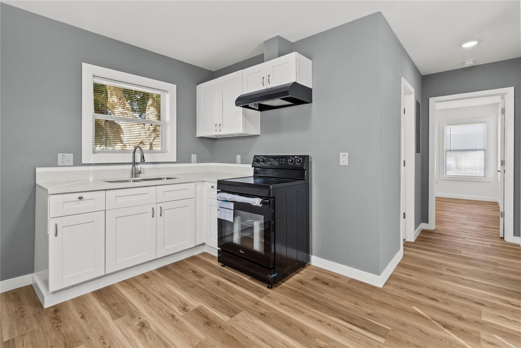 1717 W 4th Street - Photo 5