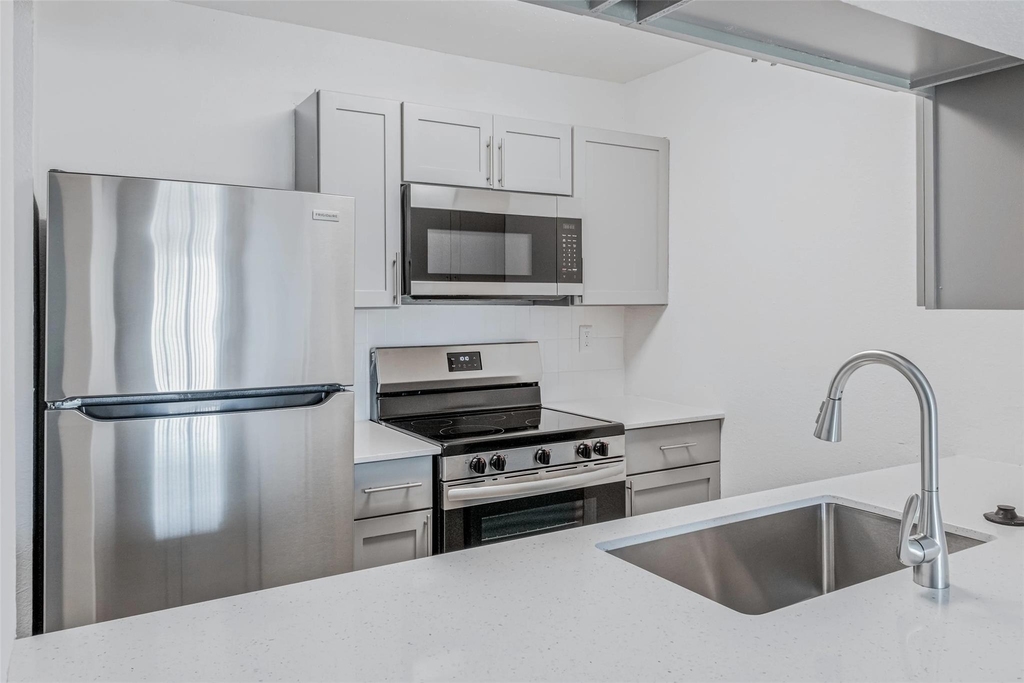 4600 West Pioneer Drive - Photo 4