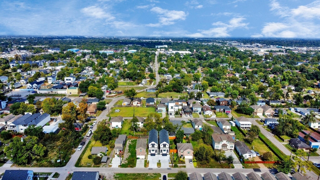 611 E 39th Street - Photo 31