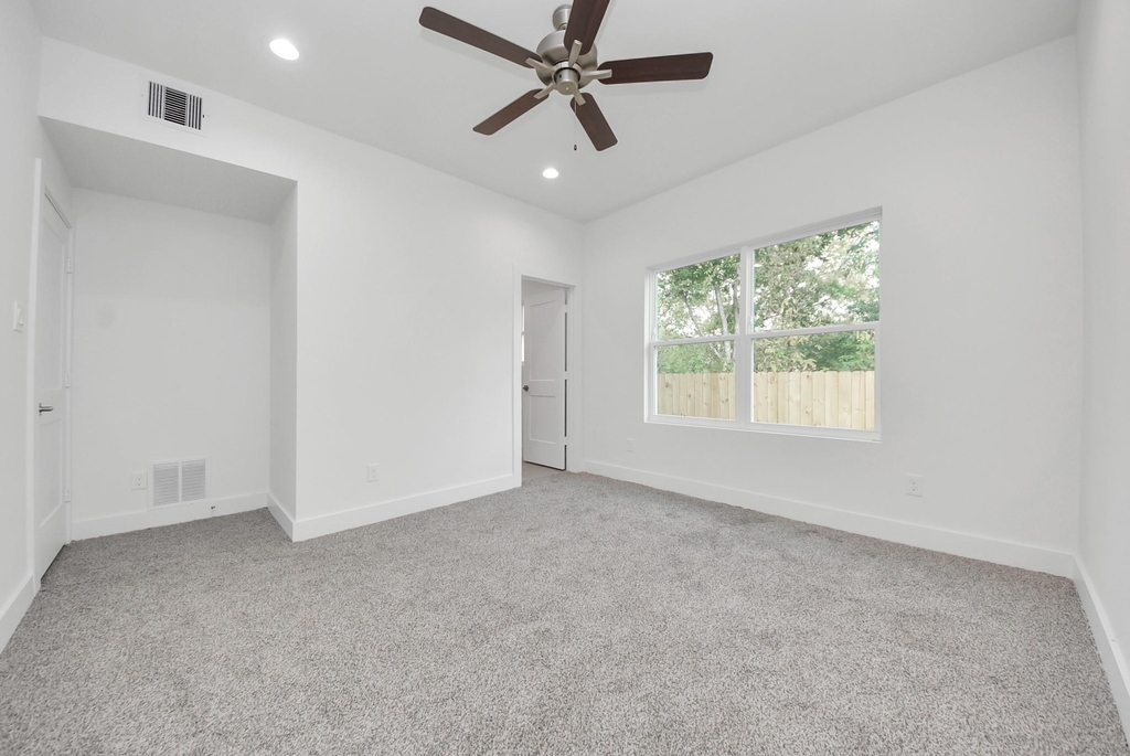 611 E 39th Street - Photo 17
