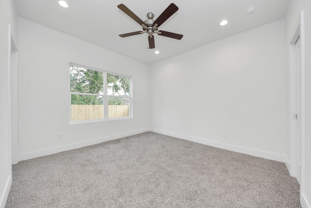 611 E 39th Street - Photo 15