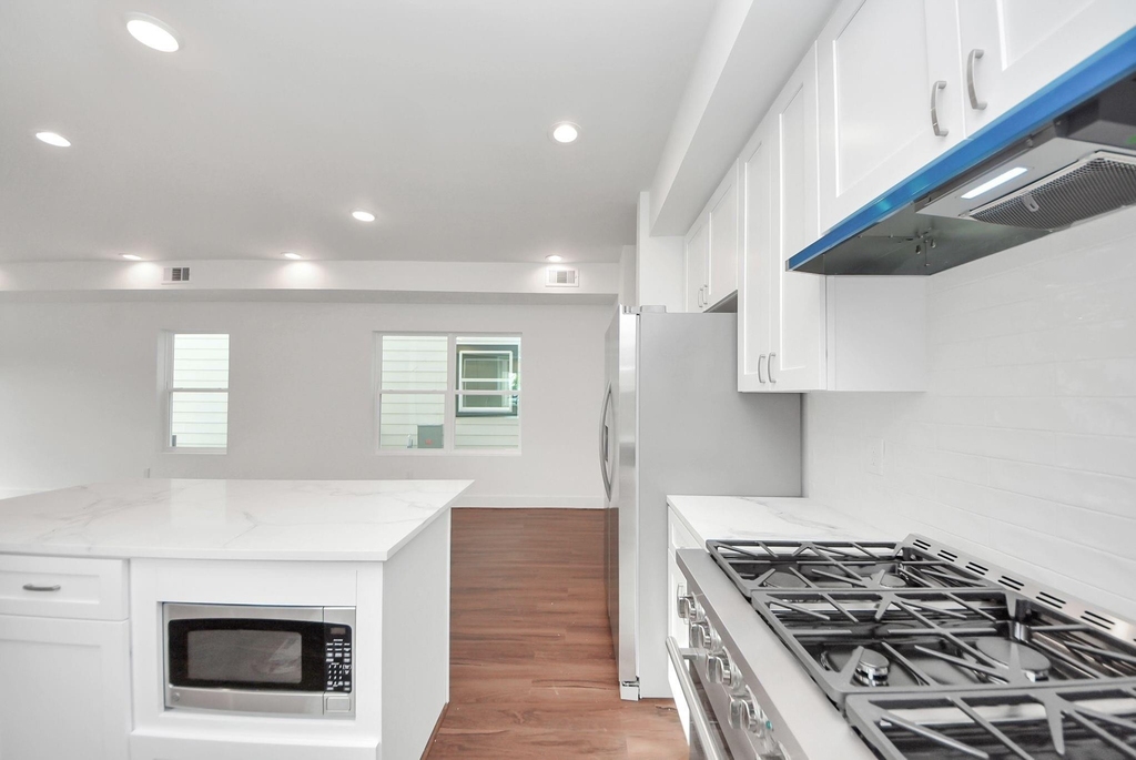 611 E 39th Street - Photo 6