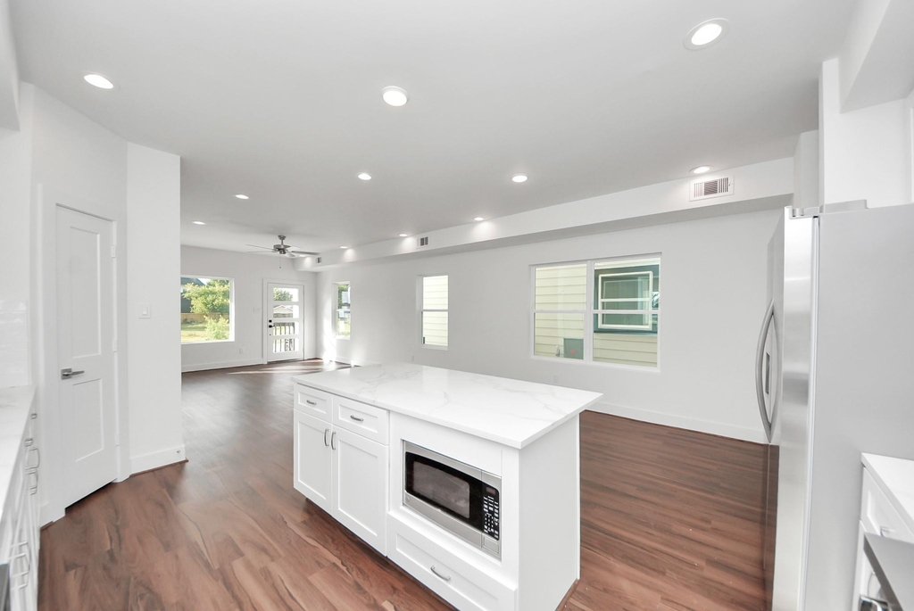 611 E 39th Street - Photo 10