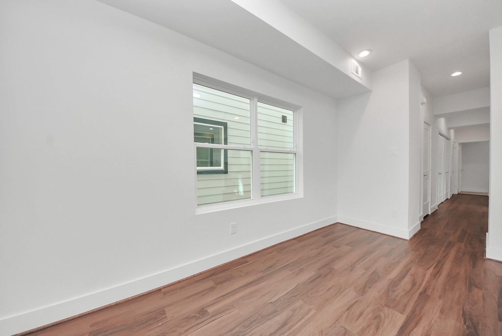 611 E 39th Street - Photo 9