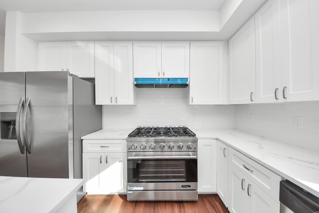 611 E 39th Street - Photo 8