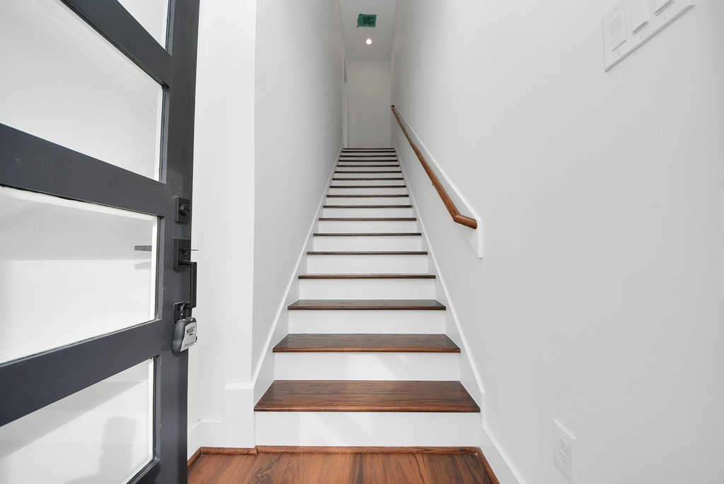611 E 39th Street - Photo 2