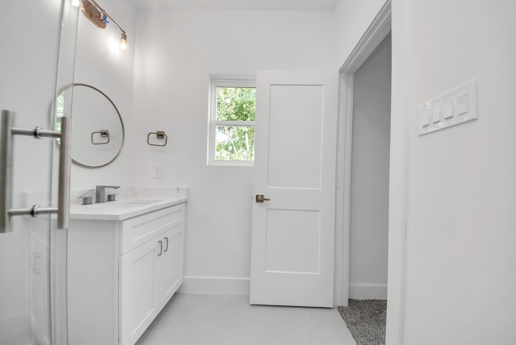 611 E 39th Street - Photo 26