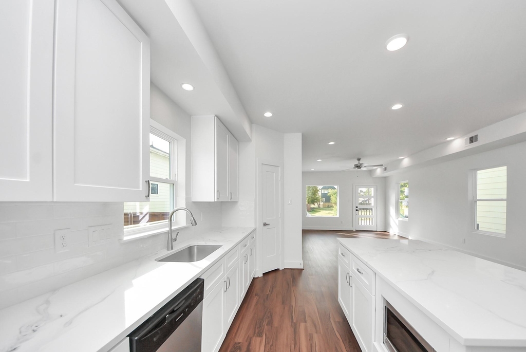 611 E 39th Street - Photo 11
