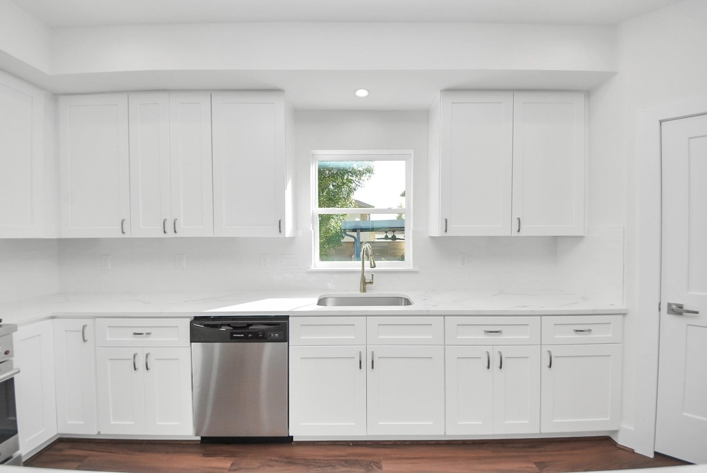 611 E 39th Street - Photo 13