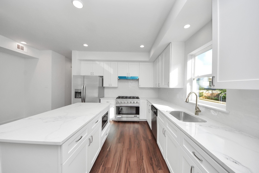611 E 39th Street - Photo 12