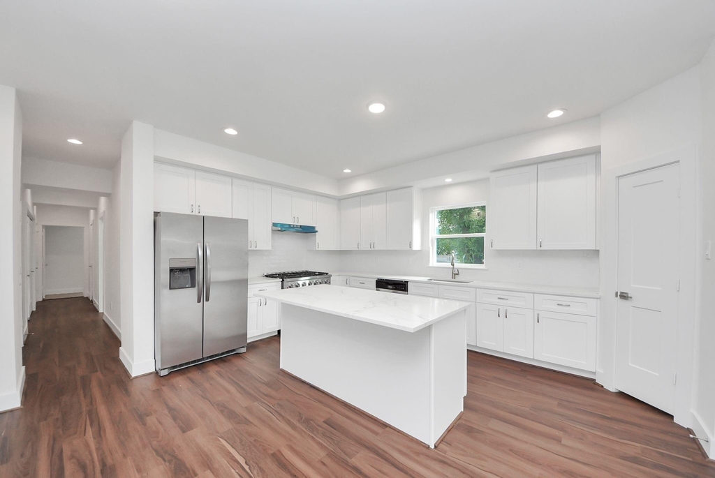611 E 39th Street - Photo 5