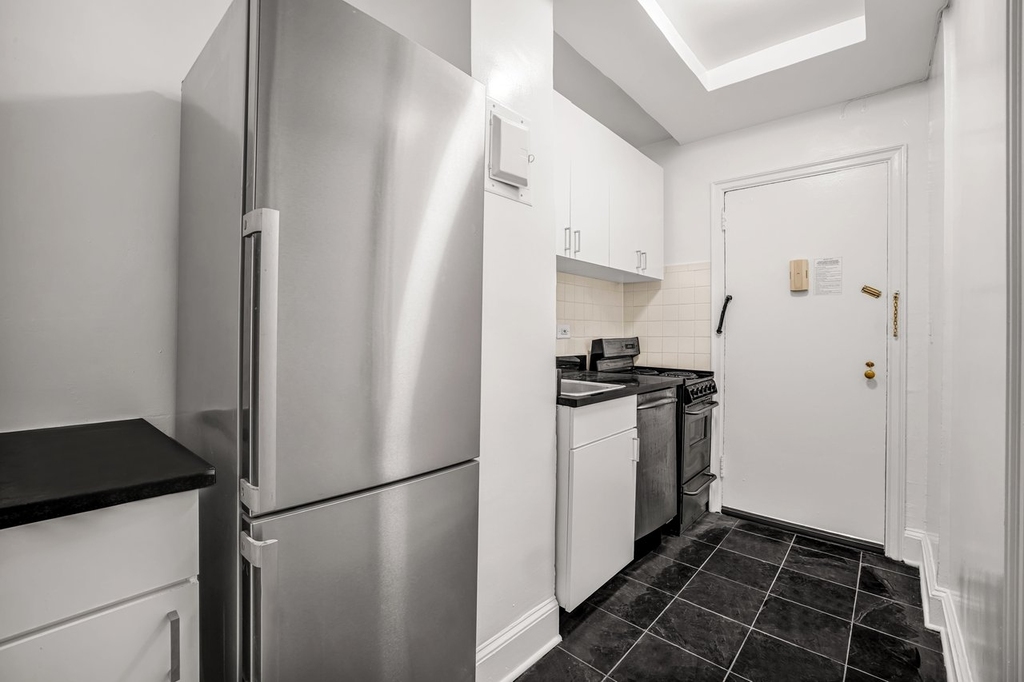 East 44th Street - Photo 5