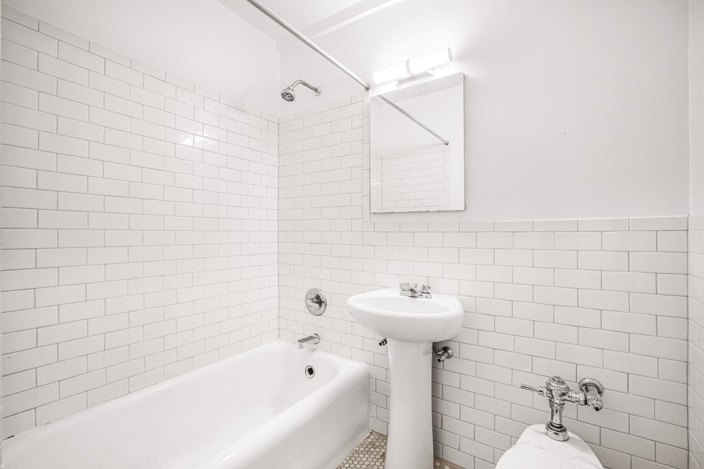 East 44th Street - Photo 8