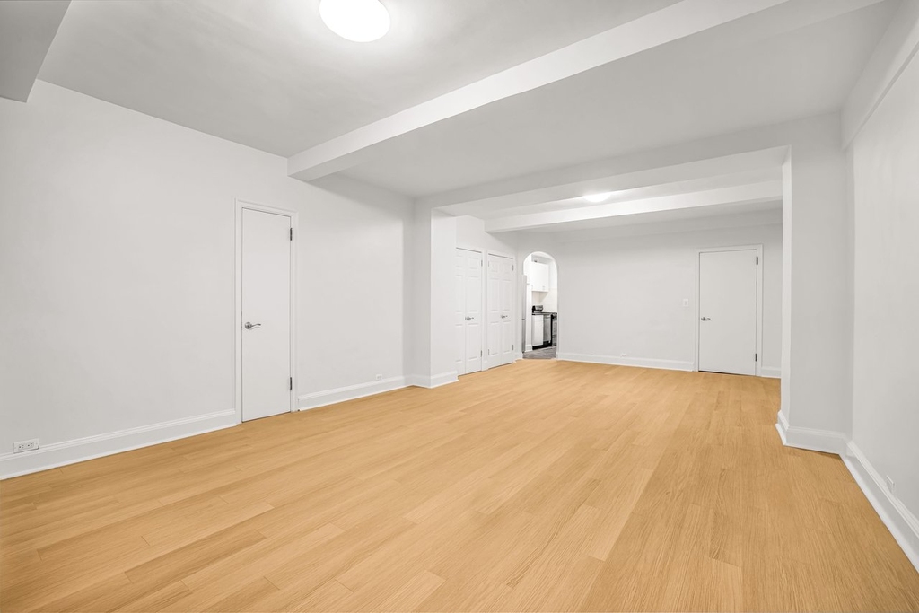 East 44th Street - Photo 4