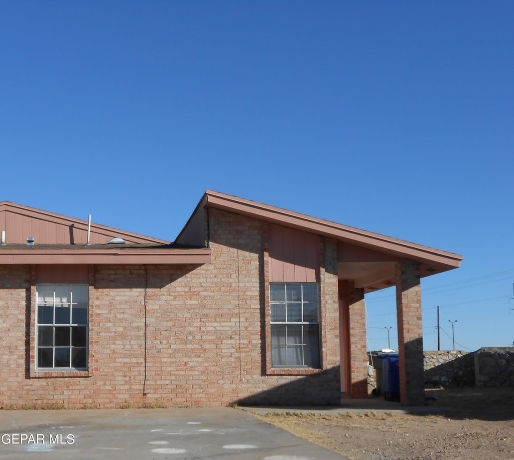 3558 E Glen Drive - Photo 0