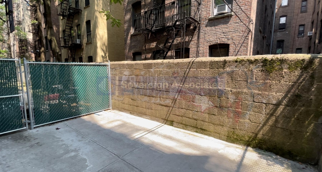22 Saint Nicholas Place - Photo 7