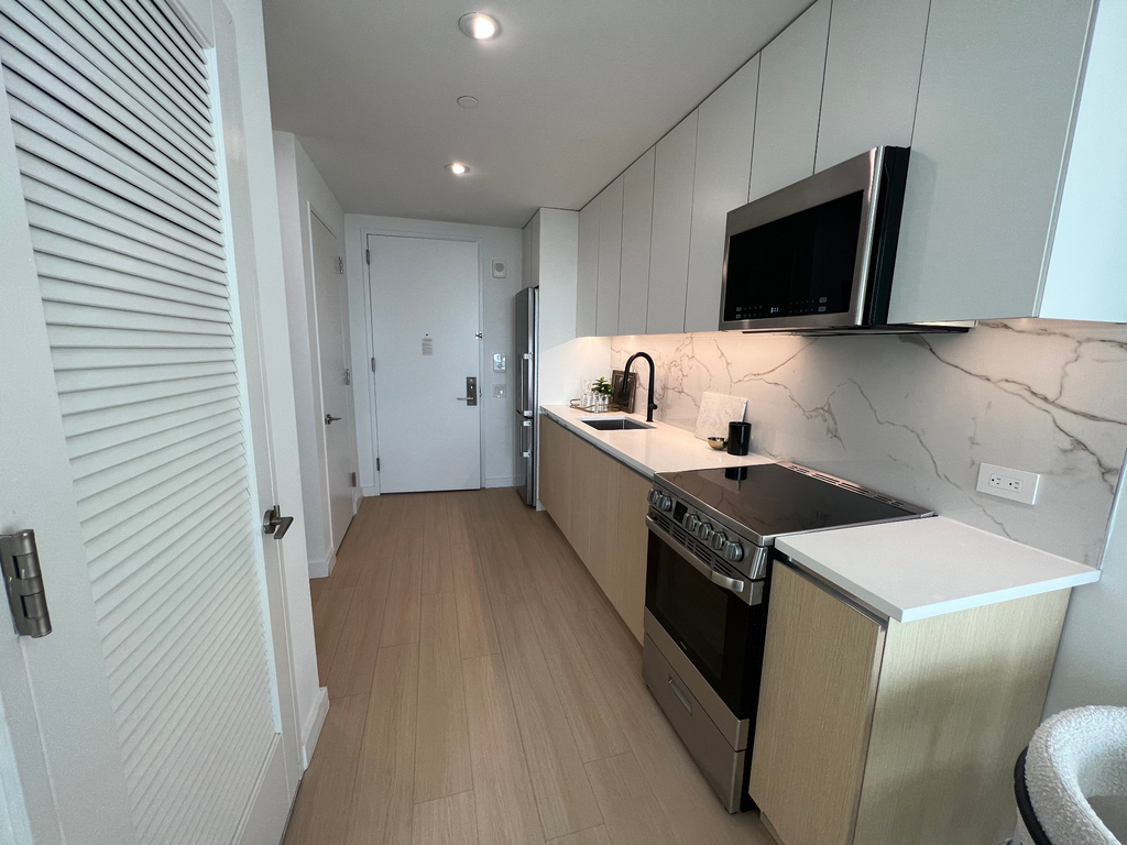 125 Linden Boulevard - Photo 3